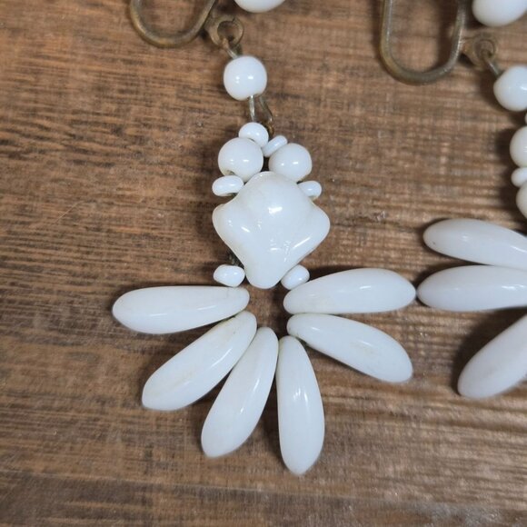 Vtg Art deco 1940s made in JAPAN milk glass screw back earrings - Picture 5 of 10